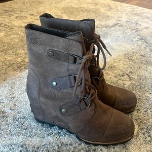 SOREL Joan of Arctic Lace-up Wedge in dark brown, size 7.5